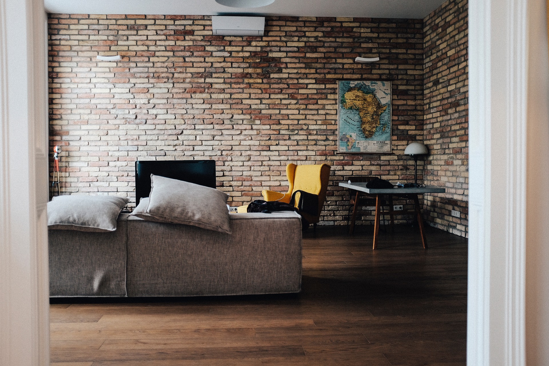 Obývací pokoj v moderním stylu je plný přírody